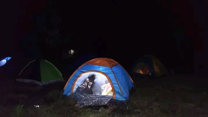 Briefing de sécurité de l'équipe Green Camping Tampolo avant le départ du circuit